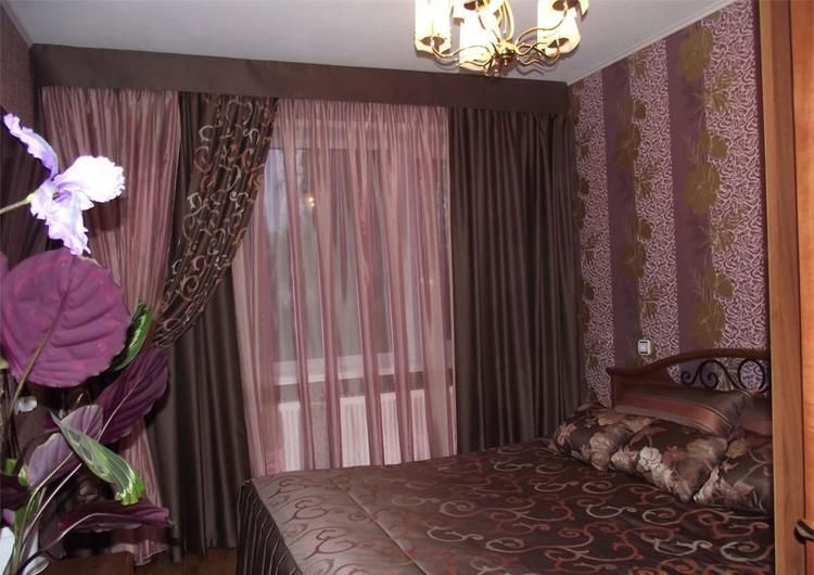 фиолетово-коричневые гардины в спальне