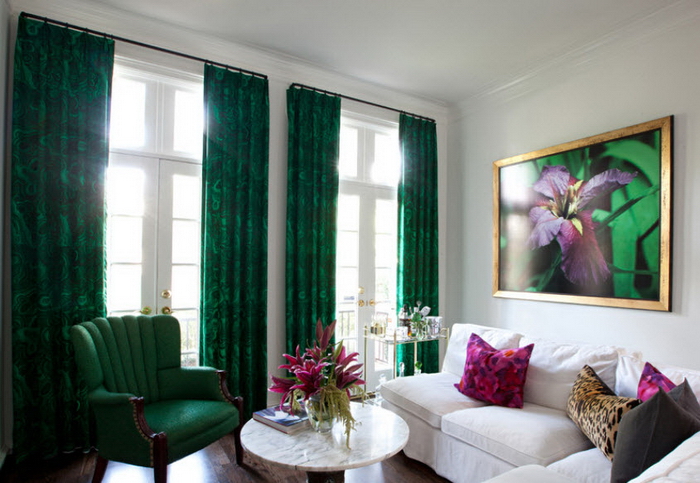 фото ярко-зеленых портьер в гостиной комнате