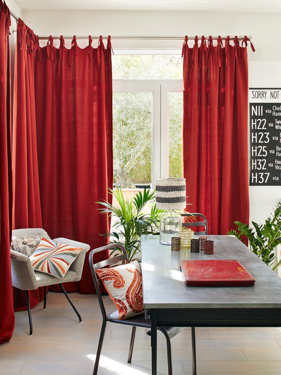 ярко-красные шторы в гостиной