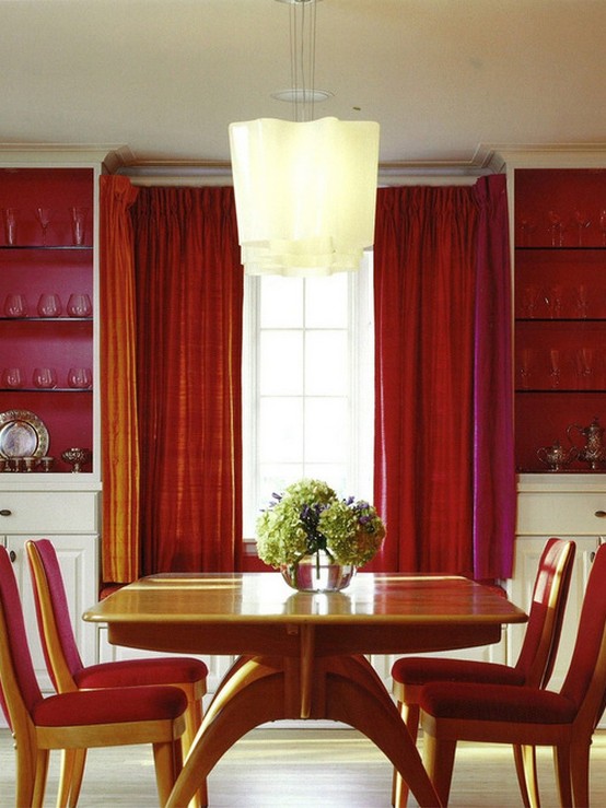 красные шторы в столовой с красными стенами