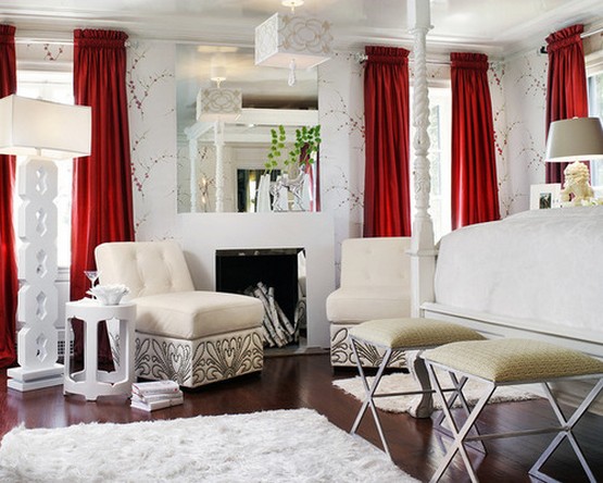 белая классическая гостиная с красными шторами