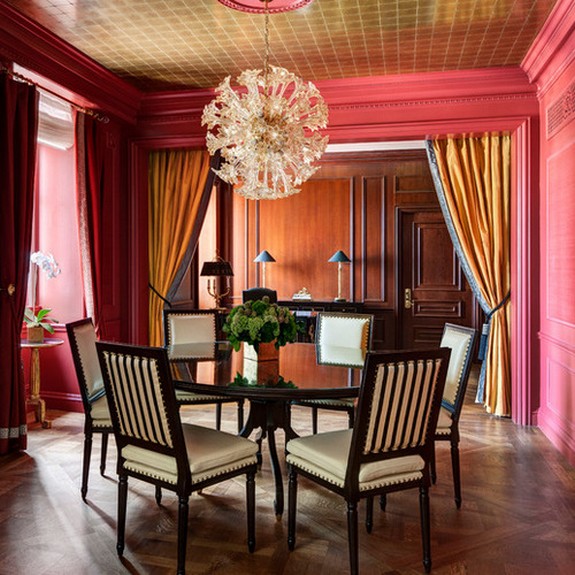 розовые и желтые шторы в классической столовой с розовыми обоями