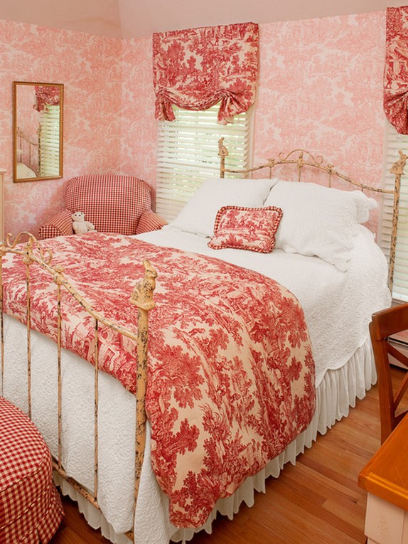 шторы прованс под розовые обои в спальне