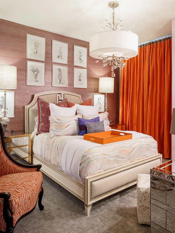 оранжевые портьеры в спальне с розовыми стенами
