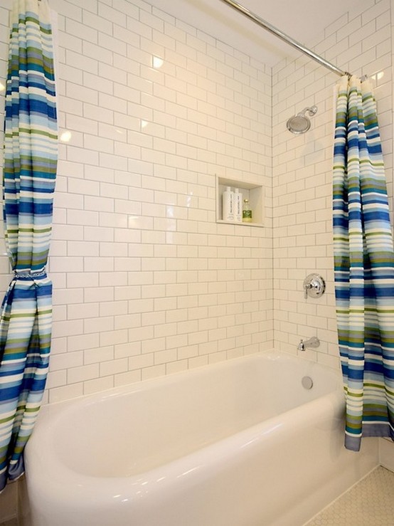 полосатые шторы из ткани в ванной комнате