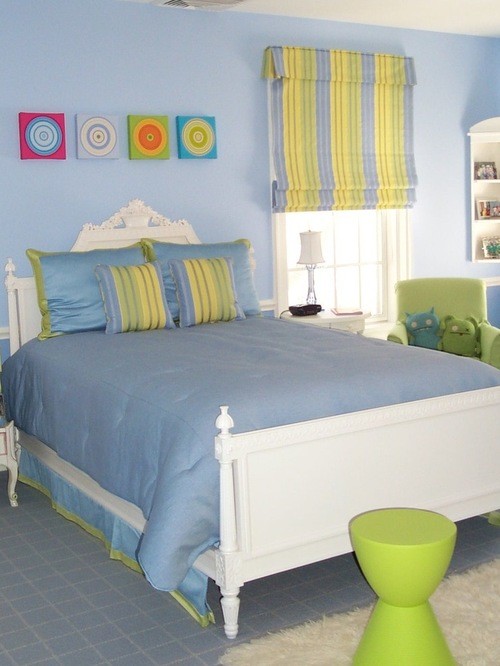 желто-голубые шторы к голубым стенам в спальной