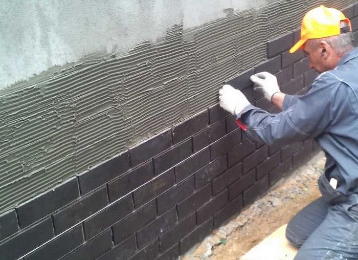 Отделать цоколь дома можно многими строительными материалами: штукатуркой, камнем, сайдингом или кирпичом цоколь дома это