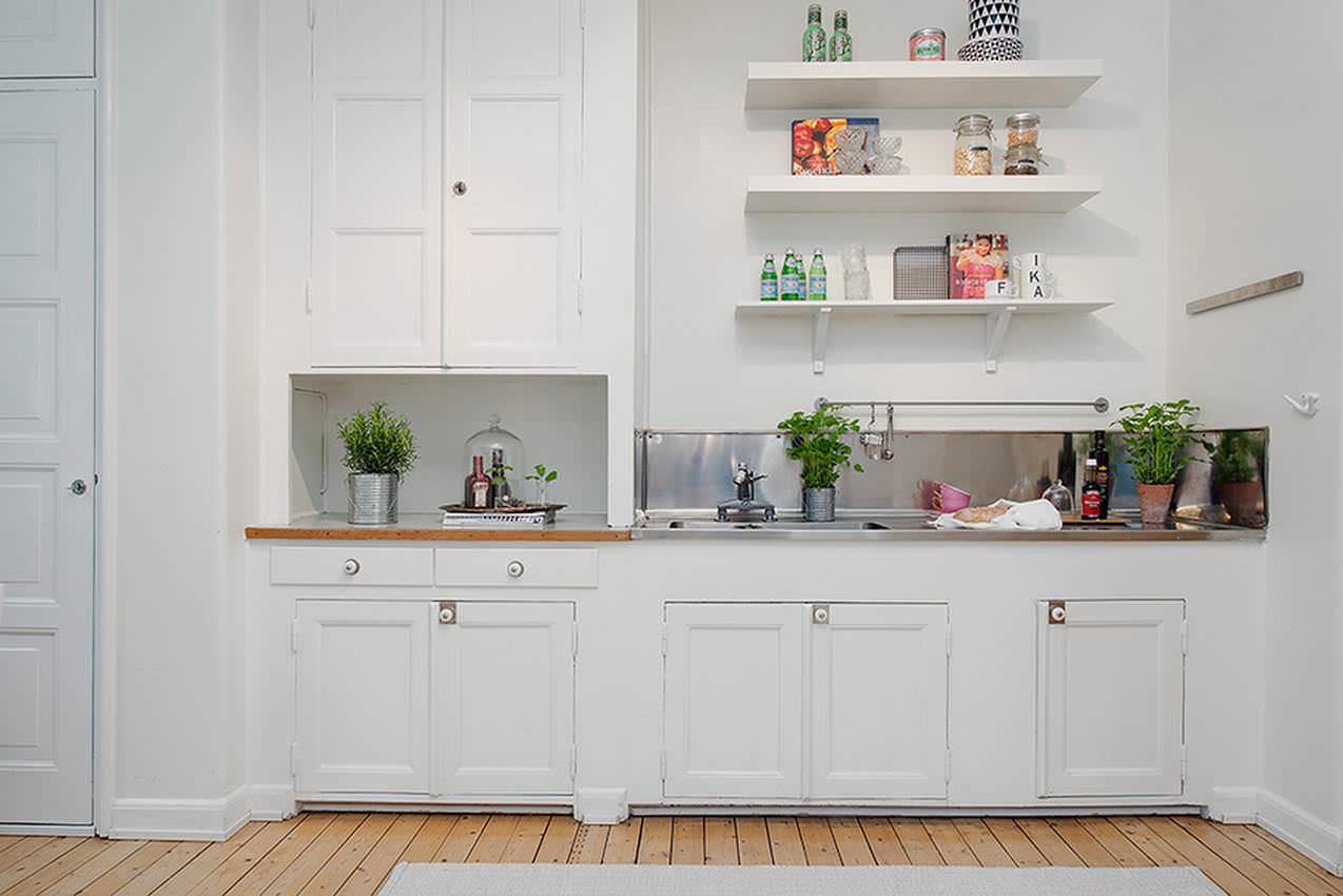 Навесные полочки являются не только декоративной, но и функциональной частью кухонной стенки и имеют массу преимуществ над закрытыми шкафами