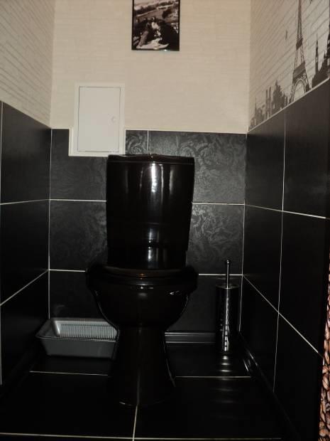 Сочетание черно-белых цветов уже давно является классикой, в том числе и в дизайне туалетов
