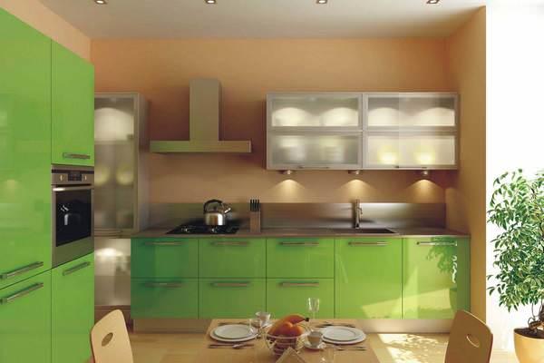 Кухонная стенка, выполненная по индивидуальным размерам, может повторять форму помещения