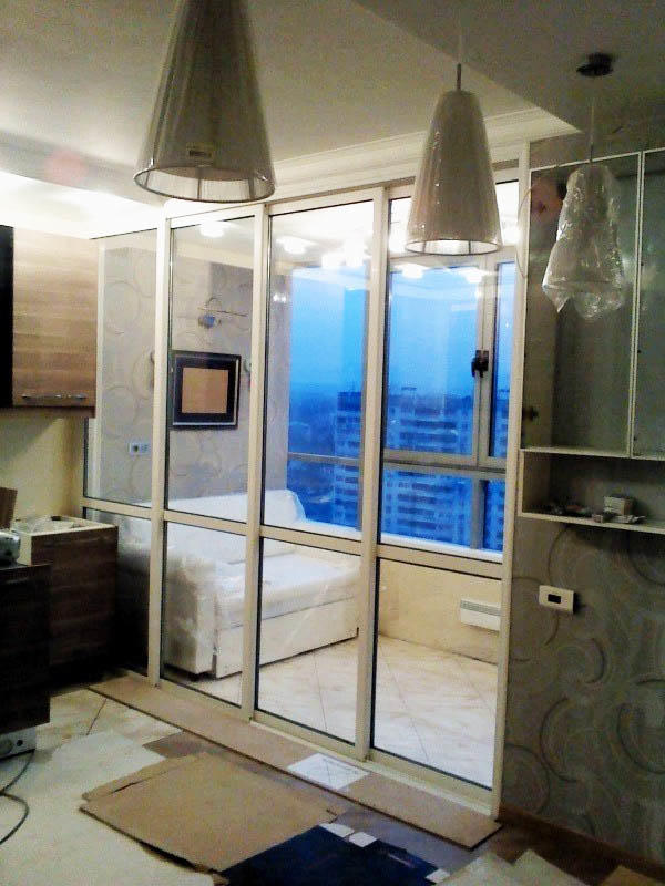 Полностью стеклянная дверь добавит в кухню естественного света