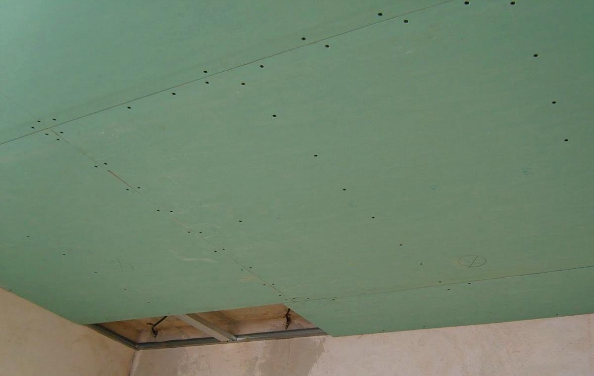 Осуществлять монтаж влагостойкого потолочного гипсокартона лучше на каркас из металлического профиля 
