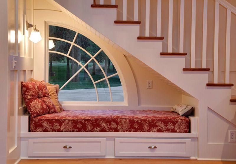Кровать под лестницей - это не только оригинально, но и довольно практично