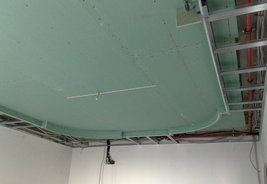 Перед монтажем гипсокартона на потолок нужно установить все элементы проводки 