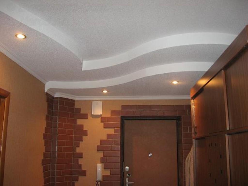 Стильный дизайн многоуровневого потолка позволит скрыть видимые дефекты поверхности, и коридор будет выглядеть великолепно