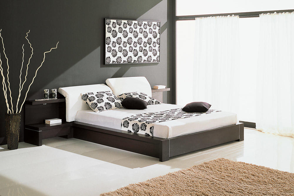 Для отделки спальни стоит обратить внимание на классический и винтажный стили, а также стиль хай-тек