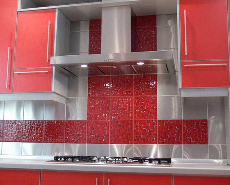 Плиточное покрытие является наиболее практичным решением для оформления стен кухни
