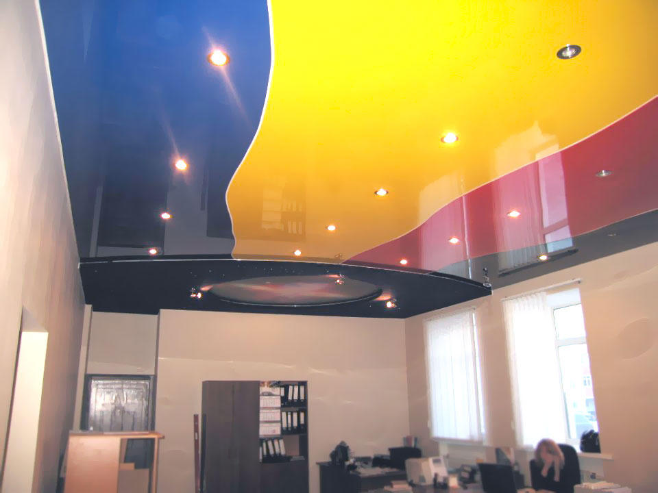 Сделать разноцветный потолок еще интереснее и ярче можно при помощи точечных светильников
