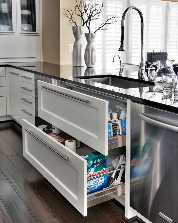 Шкаф под мойку с ящиком позволяет организовать хранение моющих средств не только для кухни, но для всего дома, которые, как правило, хранятся под мойкой на кухне