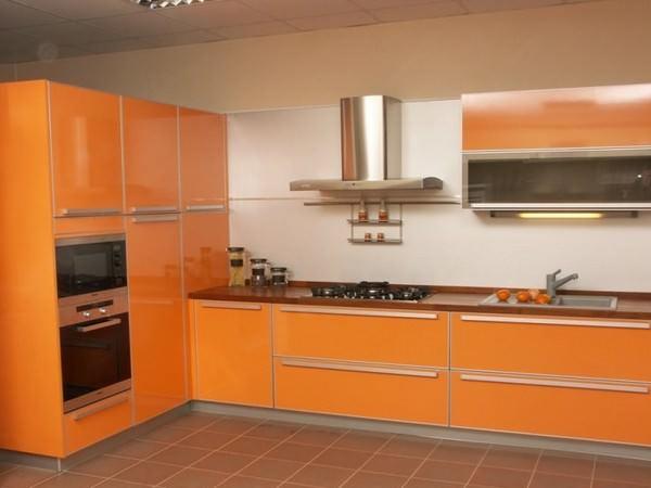 Кухонная стенка, выполненная по индивидуальным размерам, может повторять форму помещения