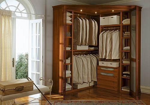 Угловая гардеробная в спальне - это отличный вариант для хранения ваших вещей