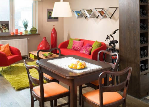 Правильно подобранный стол в гостиную способен не только с удобством разместить всех ваших гостей, но и отлично украсить интерьер