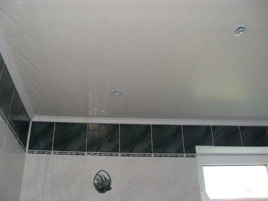 Обустраивая ванную комнату, особое внимание следует уделить отделке потолочной поверхности