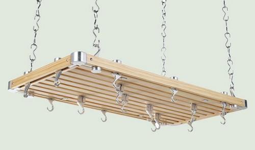 Подвесной рейлинг из дерева отлично впишется в дизайн кухни в стиле кантри