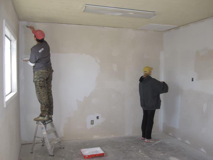 Стена с краской или штукатуркой нуждается в адгезионной грунтовке