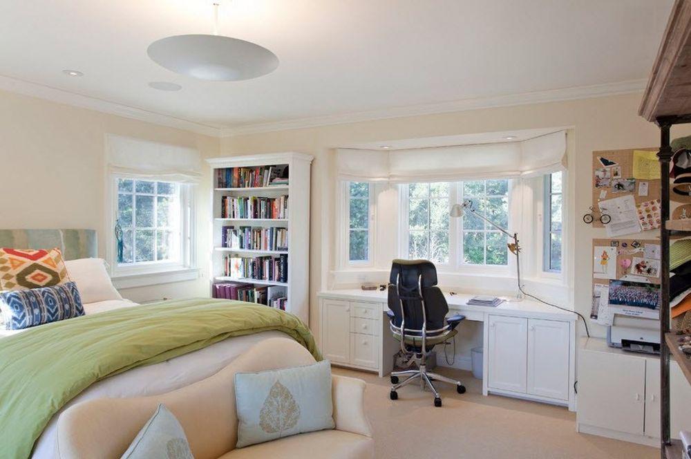 Эркерное окно станет отличным вариантом для спальни в загородном доме 