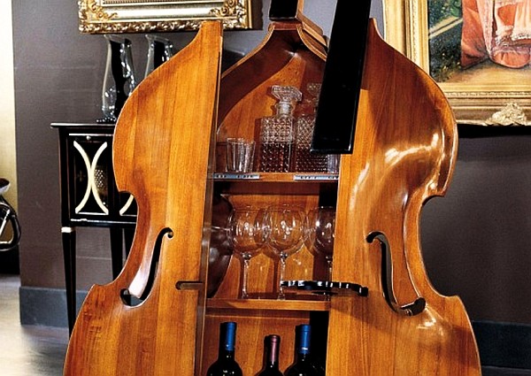 Домашний мини-бар, стилизованный под виолончель: нижняя часть