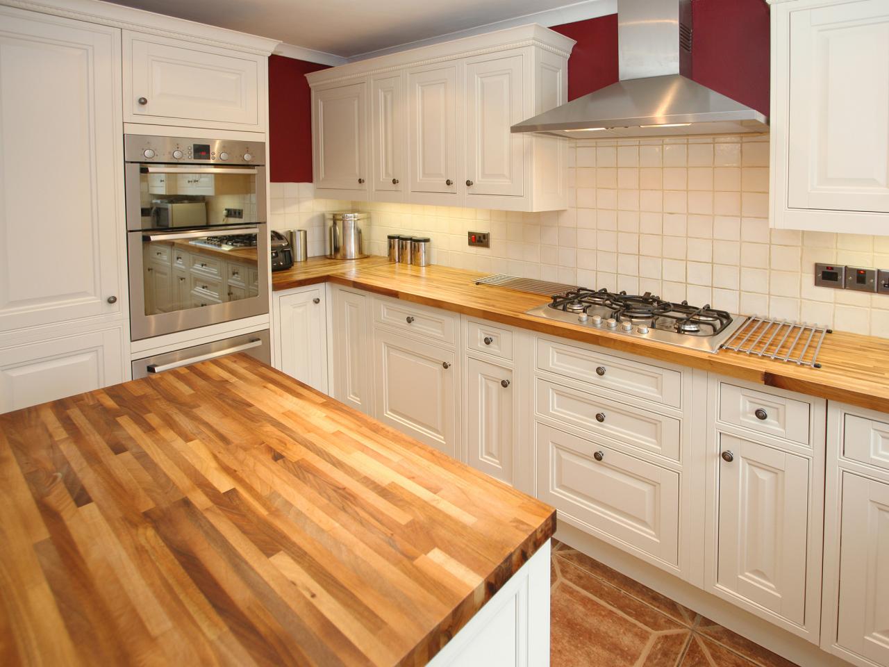 Деревянные кухонные столешницы в светлых тонах - фото 1