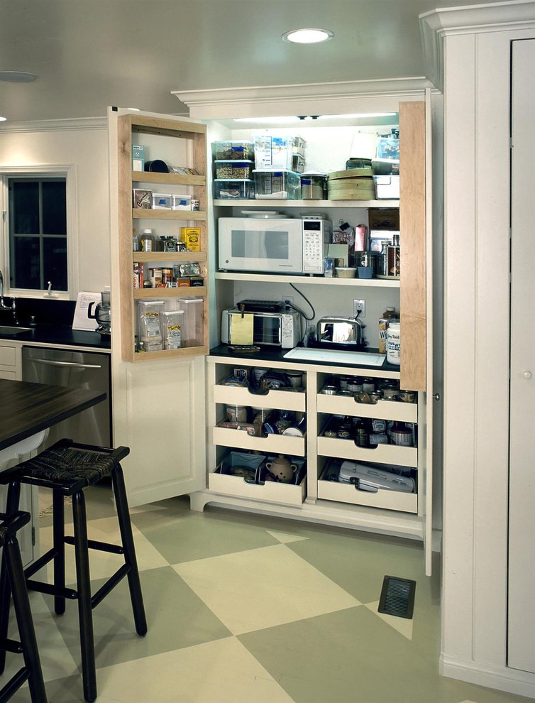 Микроволновая печь в специальном кухонном шкафу