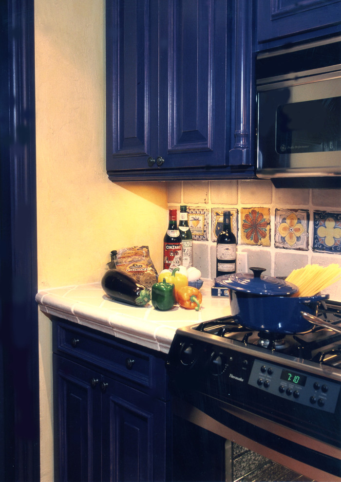 Встроенная техника тёмного цвета в интерьере кухни от RAFAEL DAVILA