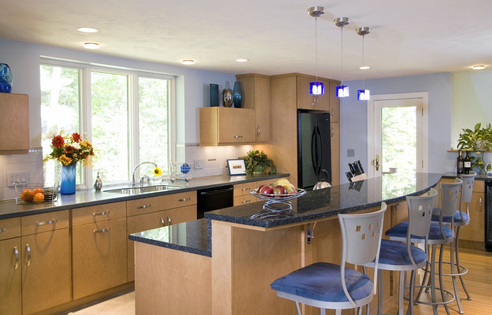 Встроенная техника тёмного цвета в интерьере кухни от Divine Design+Build