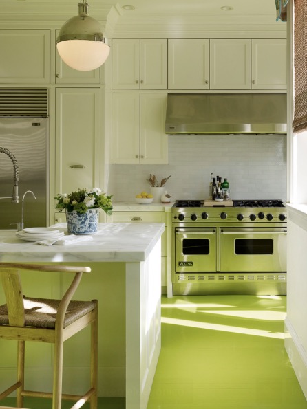 Зеленый виниловый пол в цвет фасадам кухни