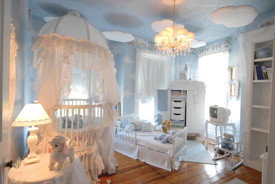 Дизайн потолка в комнате для новорожденных