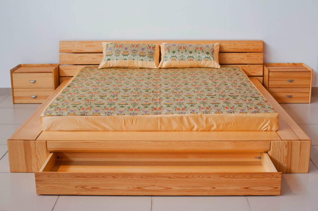 Кровать с выдвижными ящиками для хранения белья