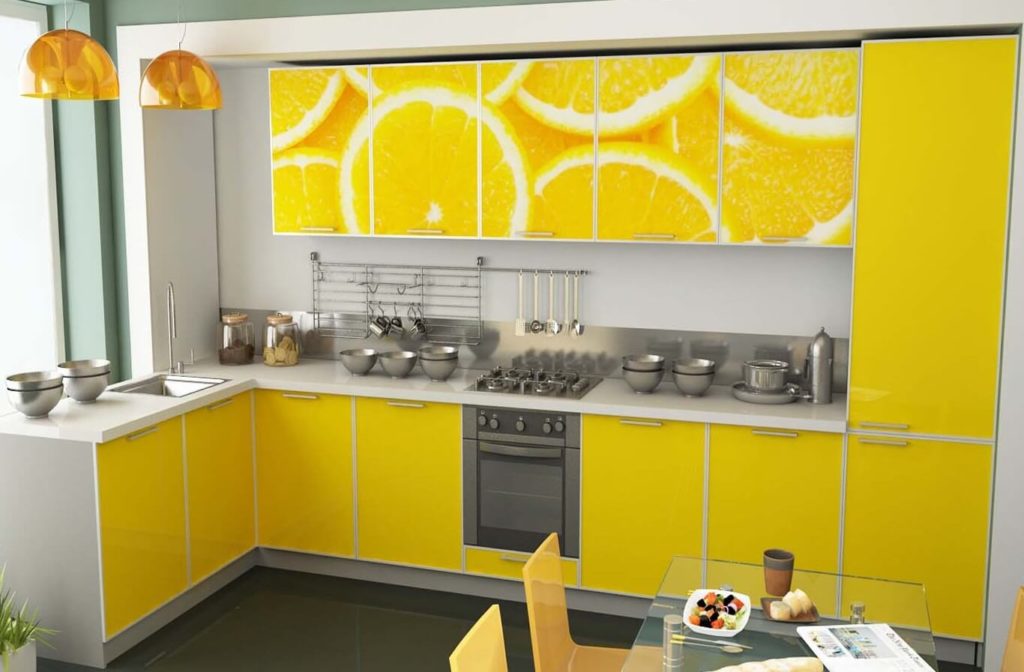 Угловой кухонный гарнитур с пластиковыми фасадами в алюминиевой рамке 
