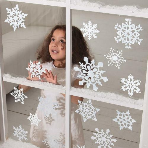 Чем можно приклеить снежинки из бумаги на окно. Как быстро приклеить снежинки на окно: 7 простых способов