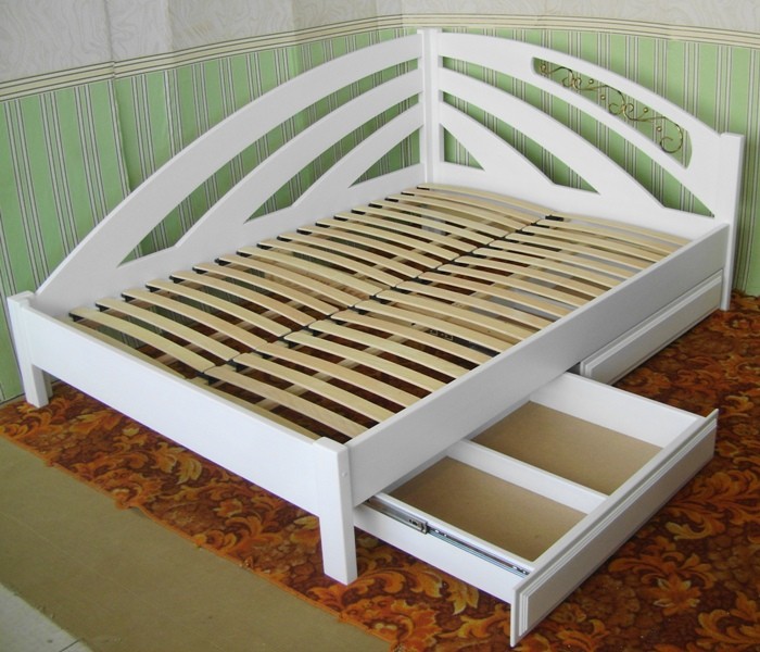 Белая кровать с полками