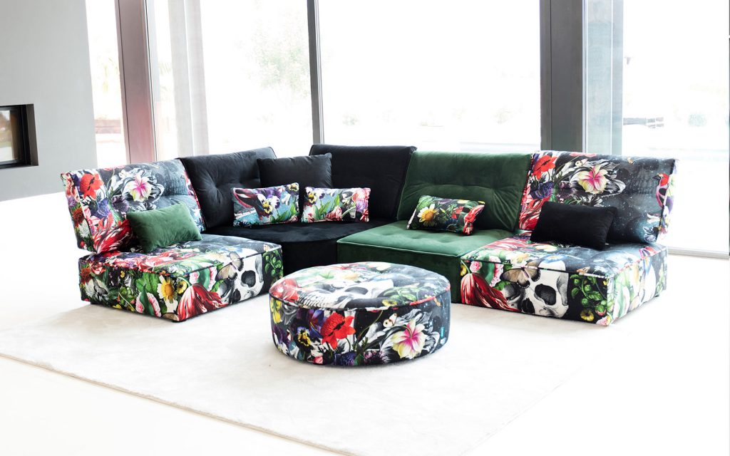 Красивый разноцветный диван