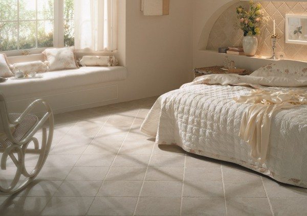Керамическая напольная плитка для спальни– один из наиболее практичных материалов.