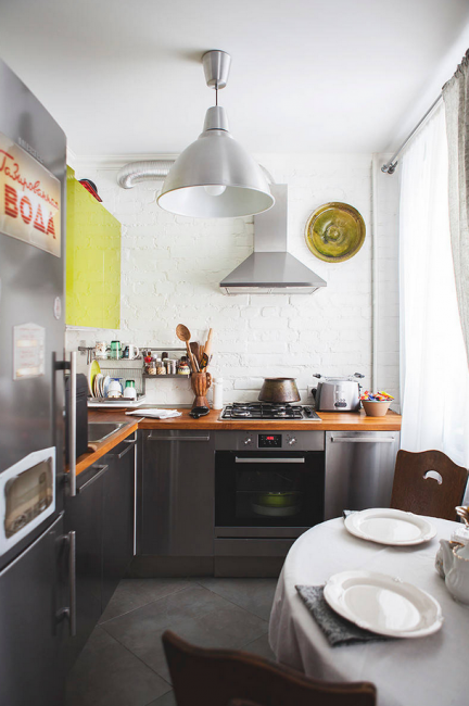 Не используйте плотные шторы, чтобы на кухню попадало максимум света