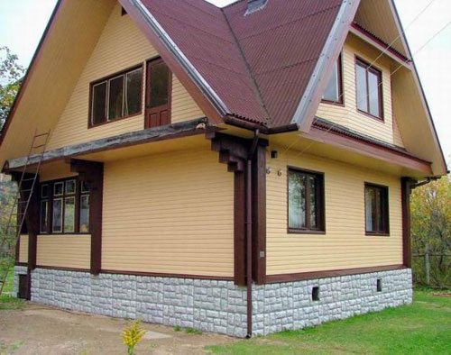 На фото - цоколь отделанный сайдингом На фото - цоколь отделанный сайдингом