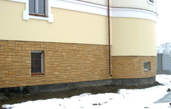 Цоколь может быть достаточно высоким Цоколь может быть достаточно высоким