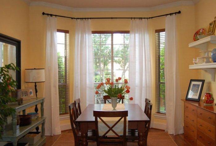 Эркерные окна — оформление в гостиной, спальне и на кухне