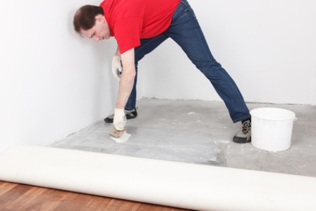 как постелить линолеум на бетонный пол