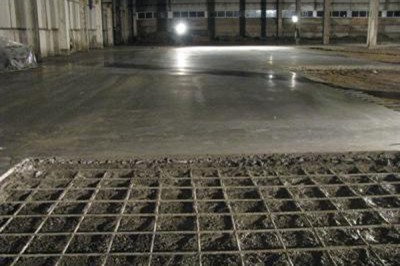 Армирование сеткой бетонного пола в гараже 