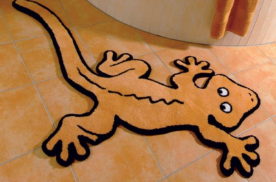 Оранжевая ящерица, растянувшаяся на полу ванной комнаты, поможет вашим малышам полюбить водные процедуры
